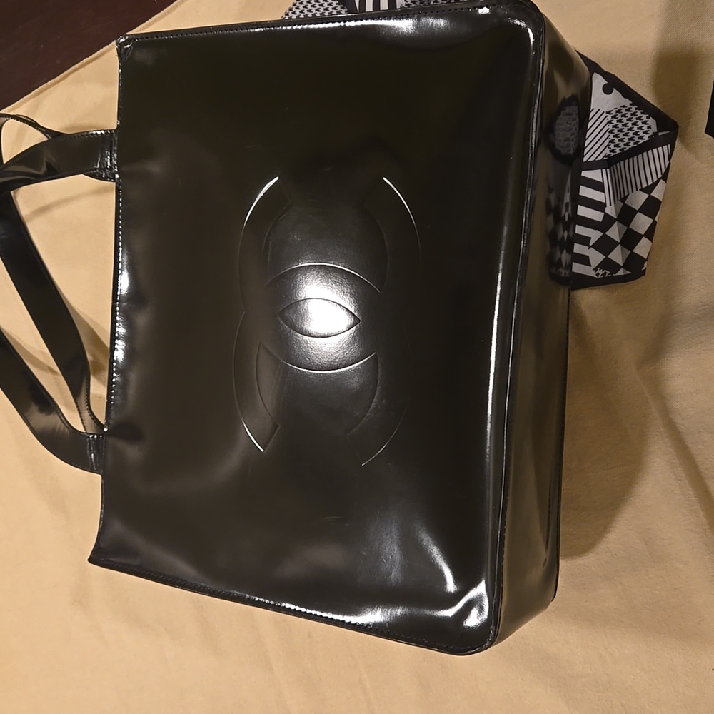 CHANEL PATENT LEATHER TOTE - Picture 10 of 17